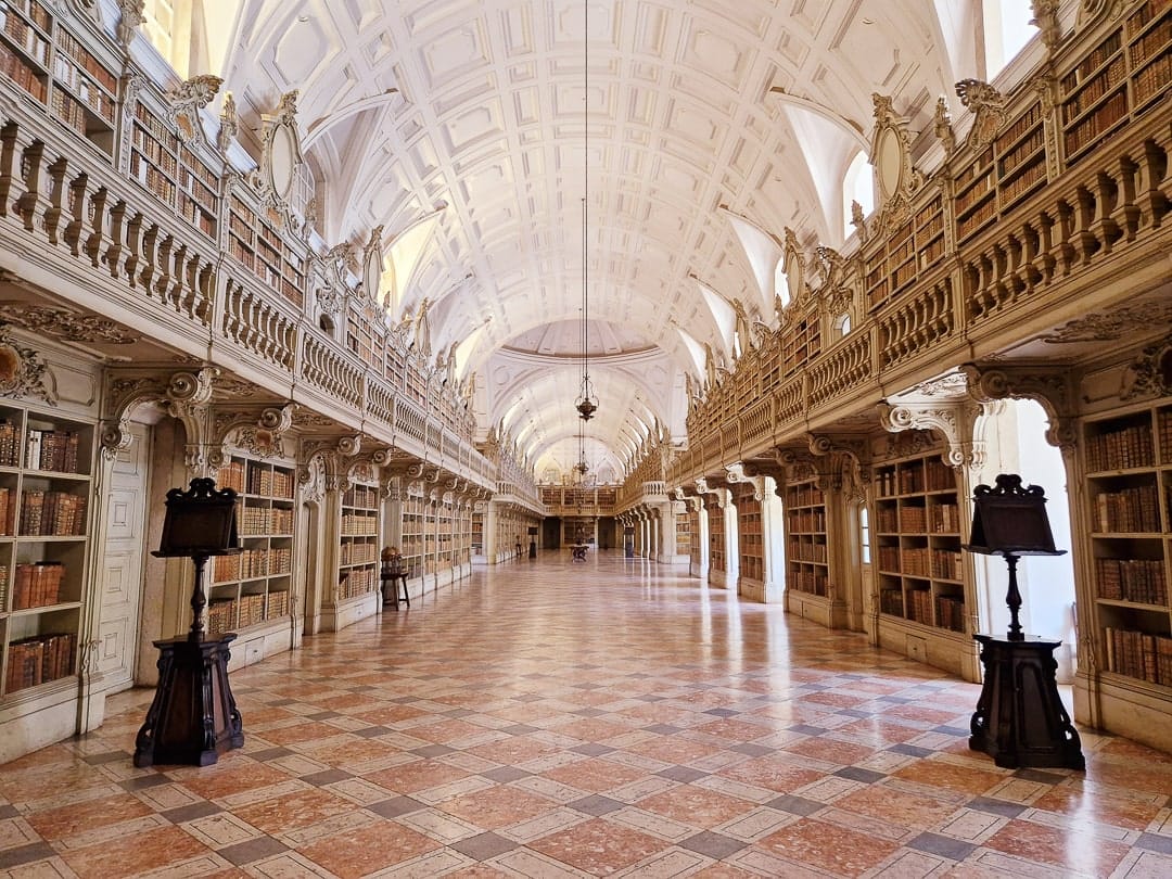 library of the Palácio Nacional de Mafra